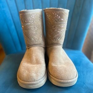 Women’s embroidered Uggs Size 6 good condition